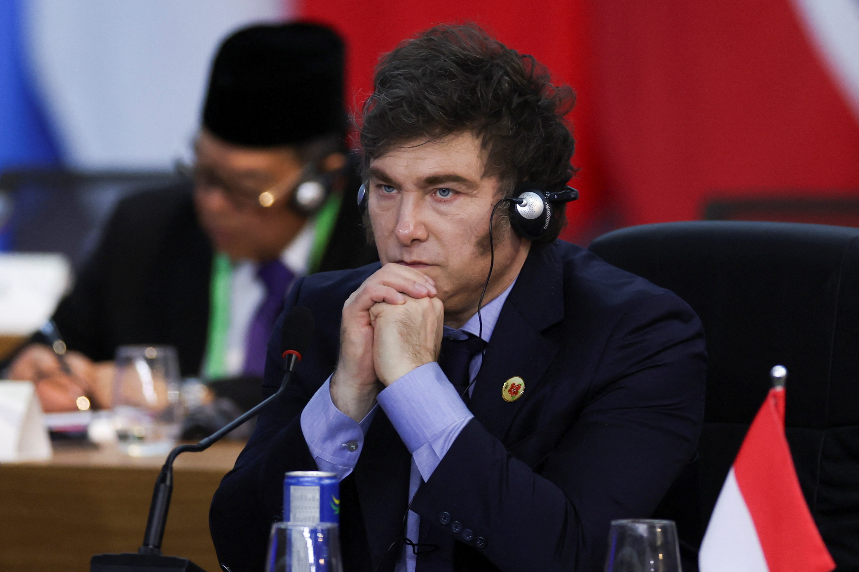 O presidente argentino Javier Milei gesticulando agressivamente em entrevista oficial sobre segurança nacional