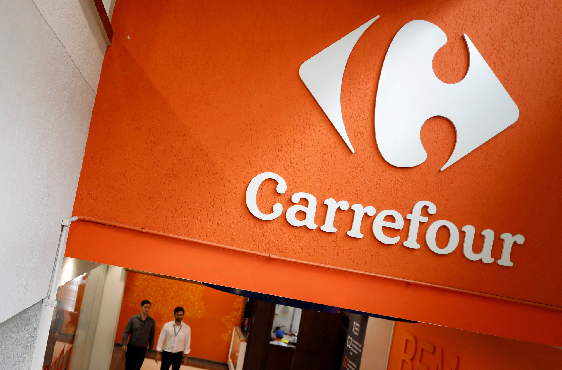 FOTO DE ARQUIVO: O logotipo do Carrefour é fotografado em um supermercado em São Paulo, Brasil, em 9 de novembro de 2017. REUTERS/Nacho Doce/Foto de arquivo