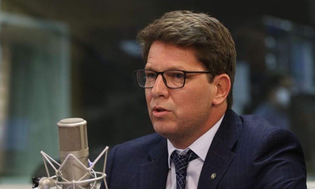 Tarcísio de Freitas se reúne con aliado de Bolsonaro en medio de disputa por Senado