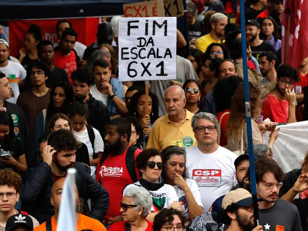 Rio de Janeiro (RJ), 15/11/2024 - Manifestantes se reunem em protesto pelo fim da jornada de trabalho 6 x 1, na Cinelândia, centro da cidade. Foto: Tânia Rêgo/Agência Brasil