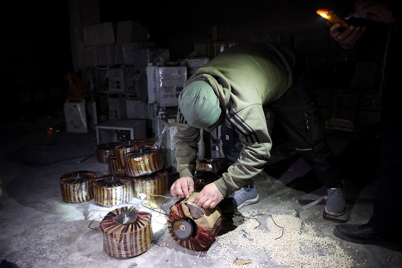 Um combatente leal à nova administração que governa a Síria segura uma caixa contendo, segundo ele, pílulas de captagon, na periferia de Damasco, Síria, em 12 de dezembro de 2024. REUTERS/Mohamed Azakir