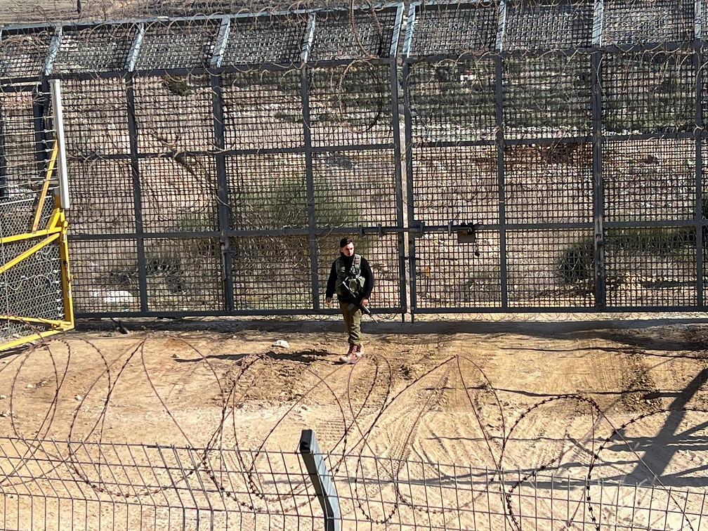 Um soldado israelense opera na linha de cessar-fogo com a Síria e nas Colinas de Golã ocupadas por Israel, conforme visto das Colinas de Golã, em 13 de dezembro de 2024. REUTERS/Avi Ohayon.