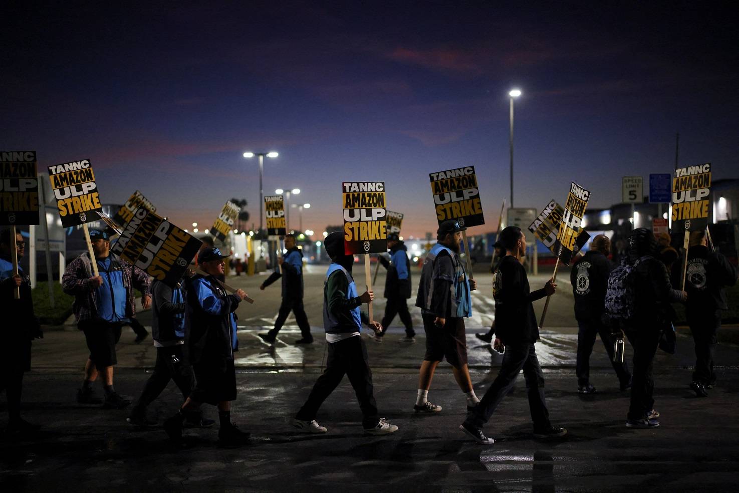 Milhares de trabalhadores da Amazon entram em greve nos EUA nesta quinta