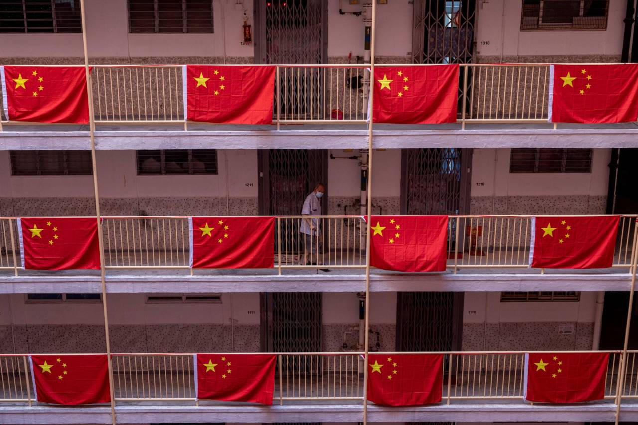 Bandeiras da China em edifício de Hong Kong - 01/10/2024 (Foto: Tyrone Siu/Reuters)