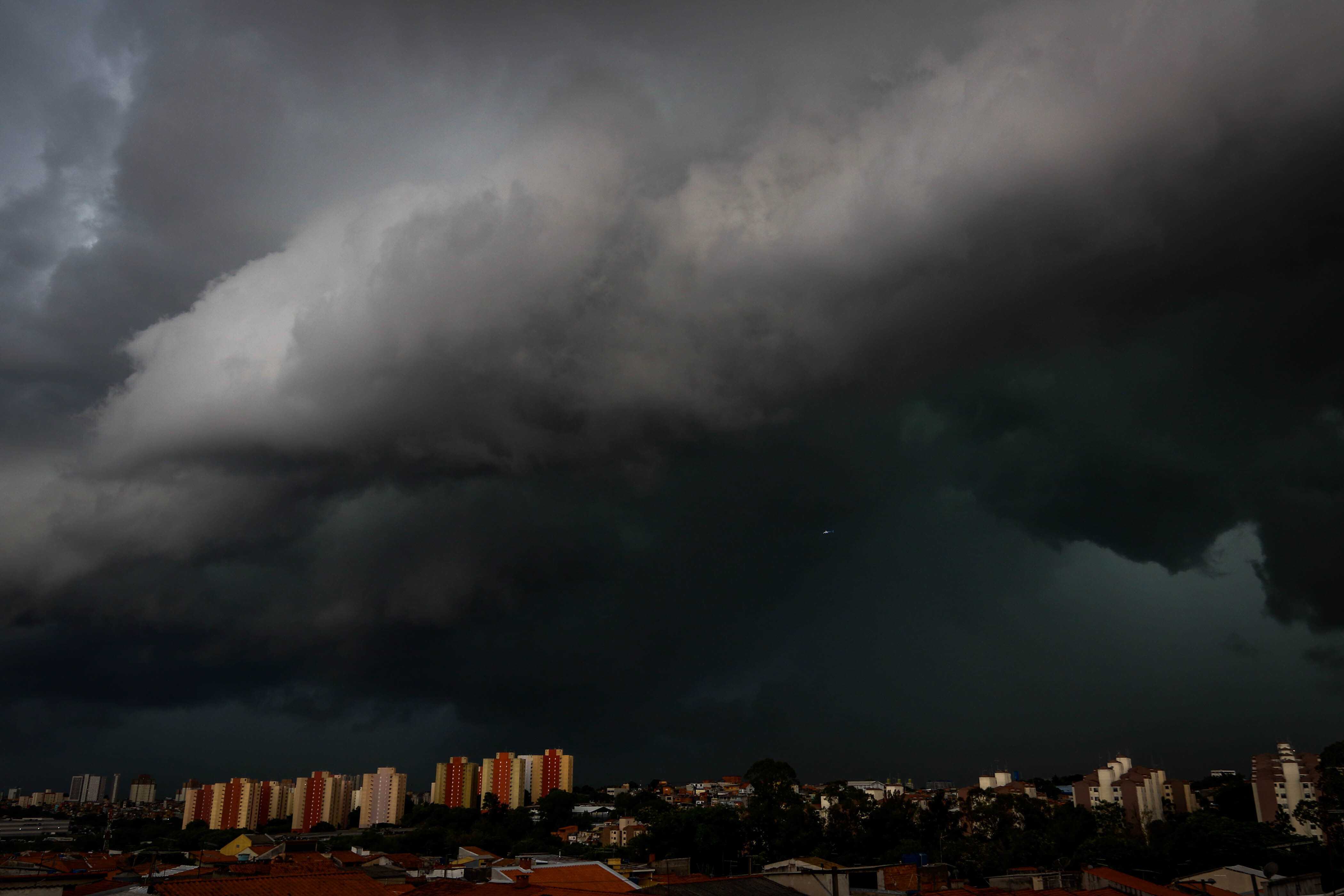 Inmet emite alerta vermelho para temporais em regiões do País