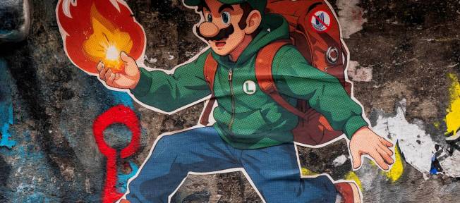 Arte de rua em Seattle retratando o personagem de videogame Luigi e um logotipo riscado da UnitedHealthcare, fazendo referência ao suspeito de assassinato Luigi Mangione - 11/12/2024 (Foto: David Ryder/Reuters)
