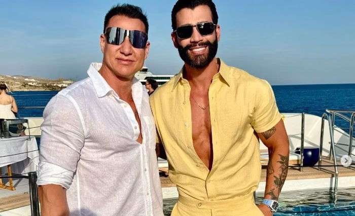 Rogério de Almeida Felício ao lado do cantor Gusttavo Lima (Foto: Reprodução/Instagram)