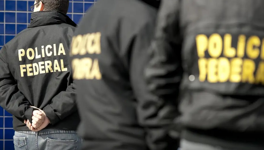 Agentes da Polícia Federal durante operação (Foto: Marcelo Camargo/Agência Brasil)