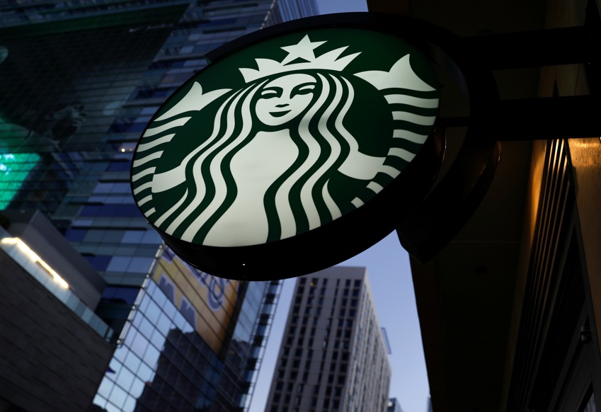 Starbucks reporta vendas robustas e reestruturação adiantada