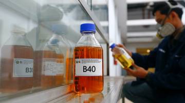 Um técnico de laboratório trabalha no Biodiesel 40% (B40) enquanto segura uma garrafa de óleo na Agência de Pesquisa e Desenvolvimento do Ministério de Energia e Recursos Minerais em Jacarta, Indonésia, em 26 de agosto de 2020. REUTERS/Ajeng Dinar Ulfiana/Foto de Arquivo
