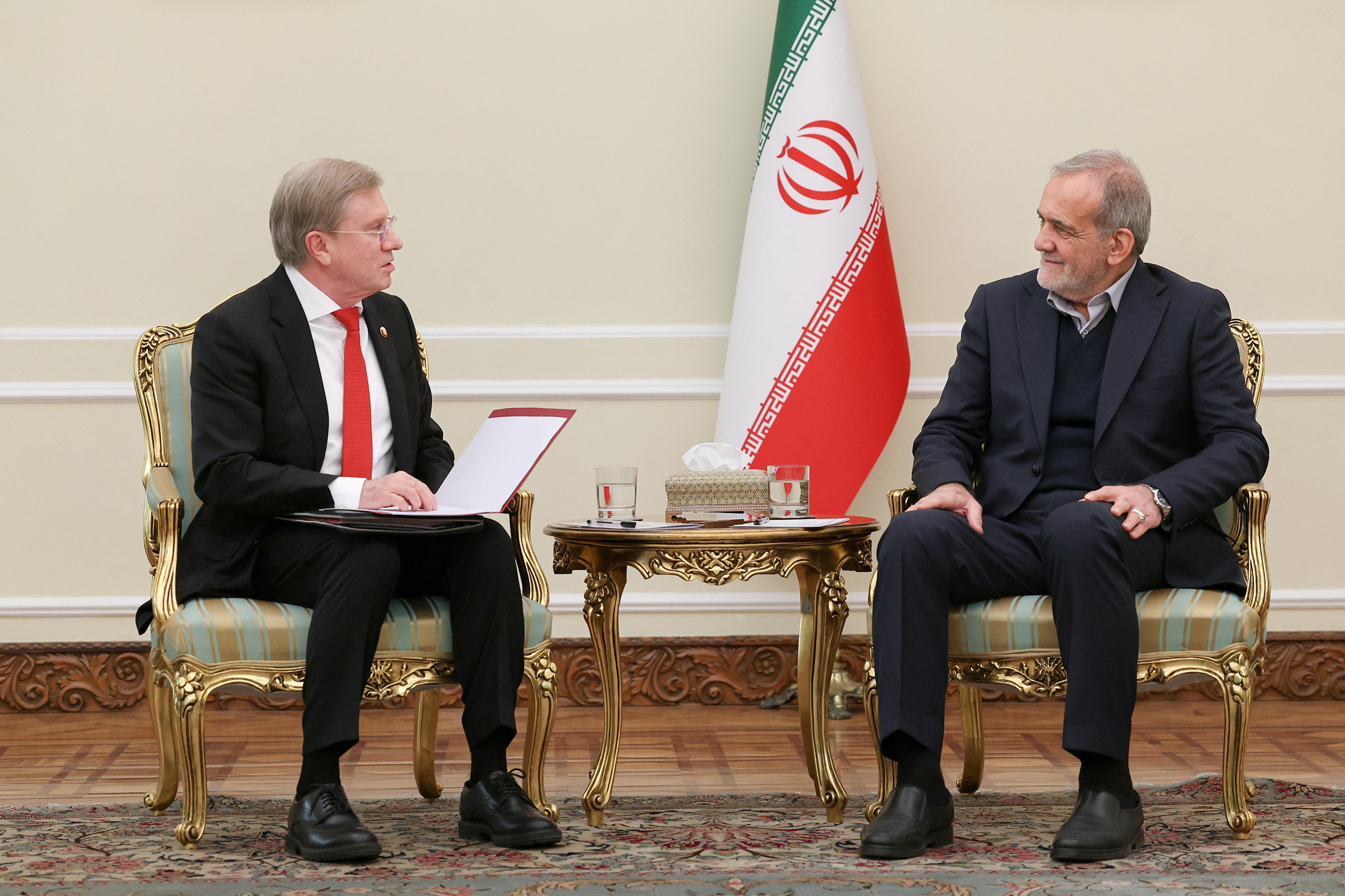 O presidente do Irã, Masoud Pezeshkian, se encontra com o vice-primeiro-ministro da Rússia, Vitaly Savelev, em Teerã, Irã, em 23 de dezembro de 2024. Site da Presidência do Irã/WANA (Agência de Notícias da Ásia Ocidental)/Divulgação via REUTERS

