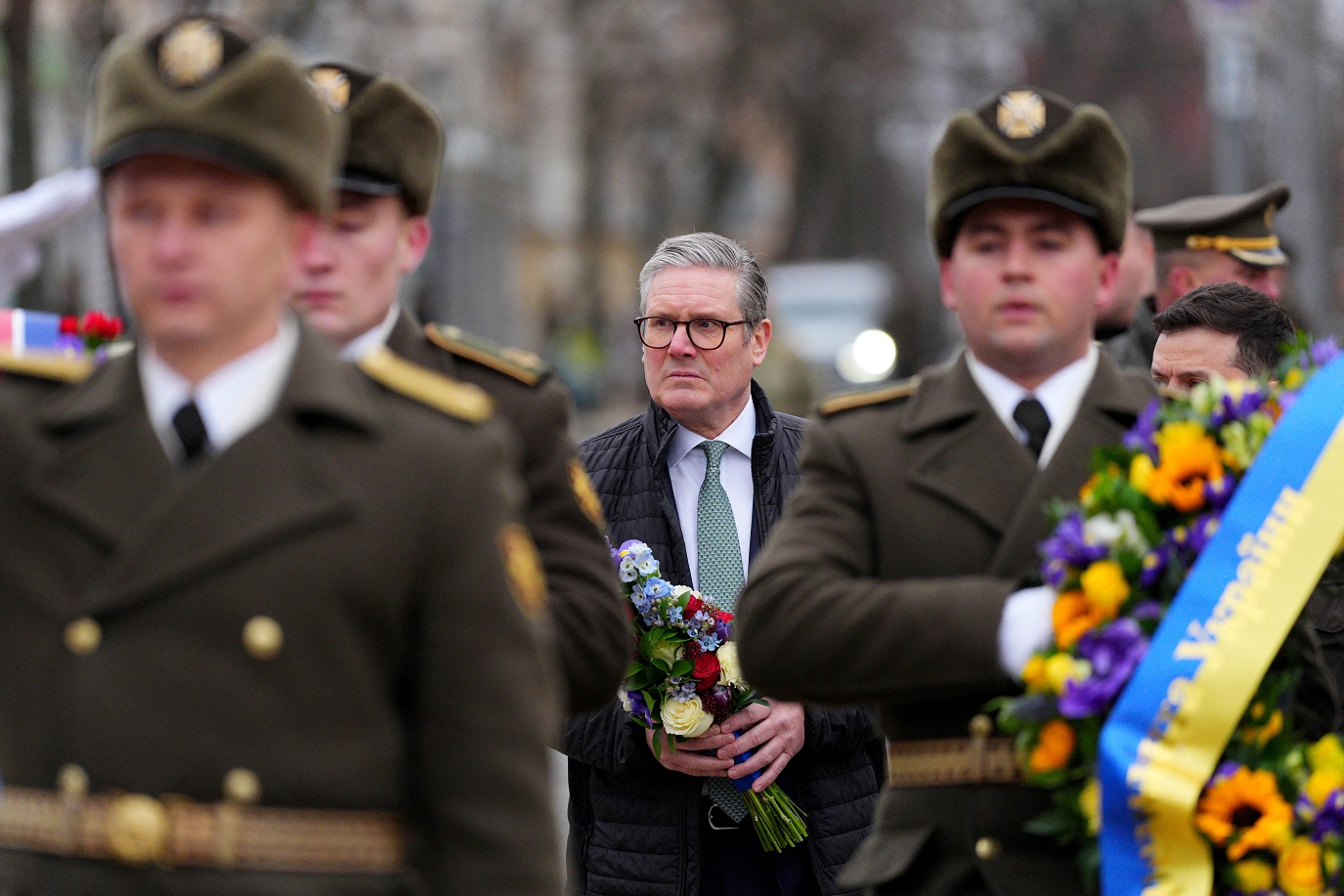 Primeiro-ministro britânico Keir Starmer deposita flores no Muro da Memória dos Caídos pela Ucrânia em 16 de janeiro de 2025, em Kiev (Carl Court/Pool via REUTERS)