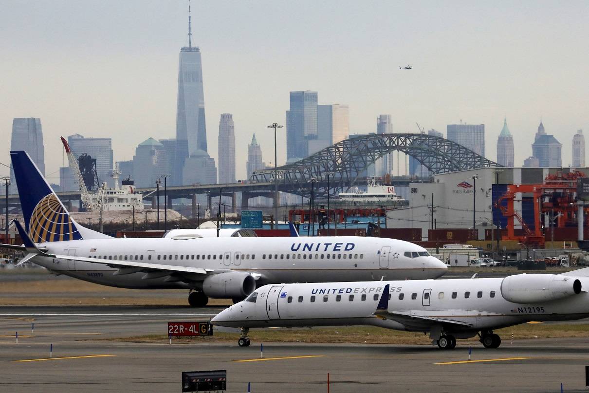United Airlines registra lucro e receita recordes, mas custos de combustível pesam