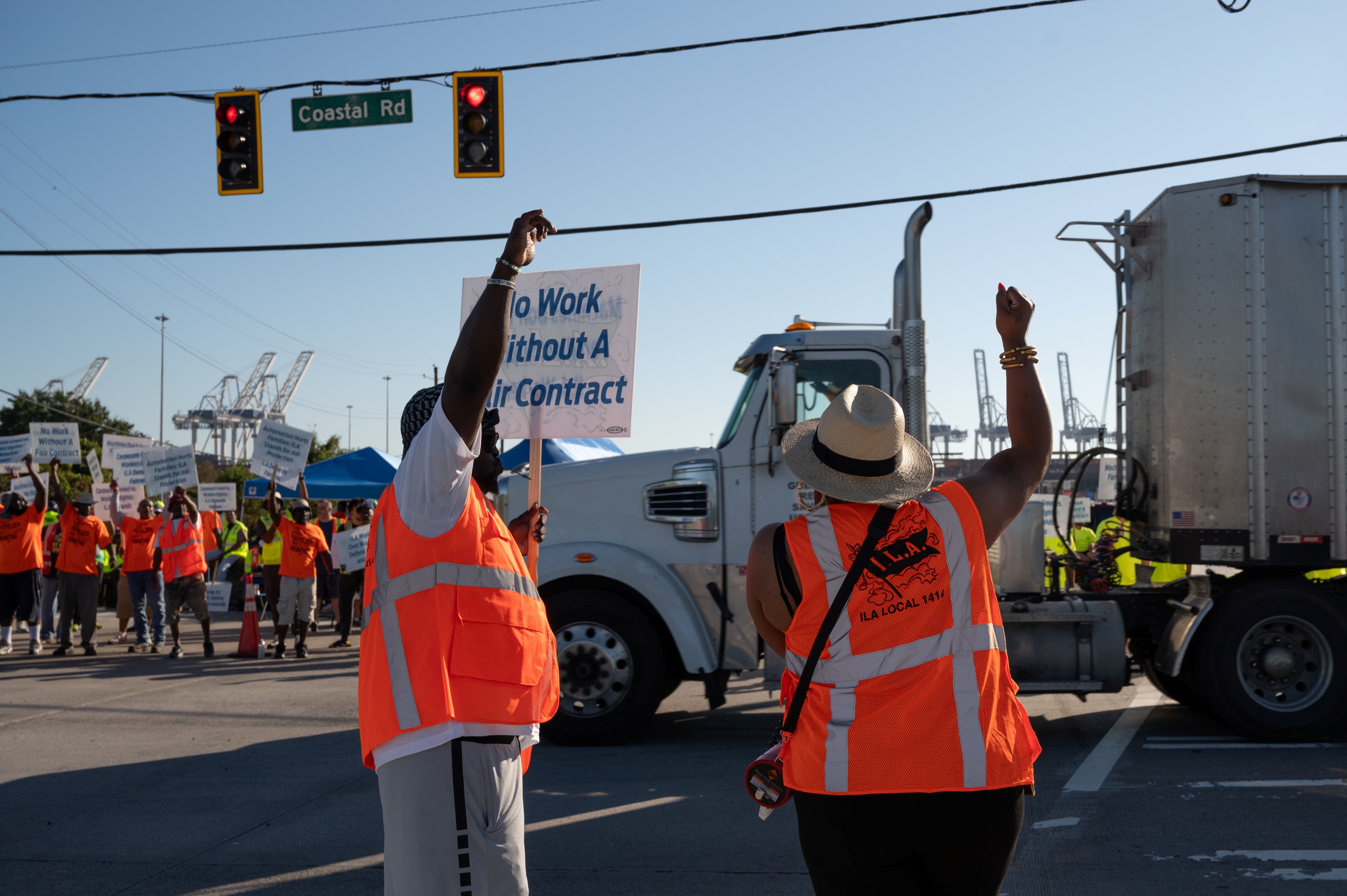 Trabalhadores protestam em frente ao Porto de Savannah, na Geórgia, em outubro de 2024. Fotógrafo: Parker Puls/Bloomberg