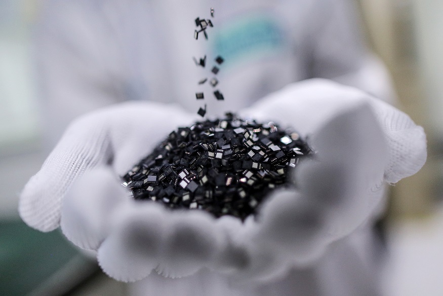 Trabalhador exibe chips semicondutores para uma fotografia na fábrica da Hana Microelectronics Public Co., Ltd, no Hi-Tech Industrial Estate, perto de Ayutthaya, Tailândia, na terça-feira, 22 de abril de 2014. (Dario Pignatelli/Bloomberg)