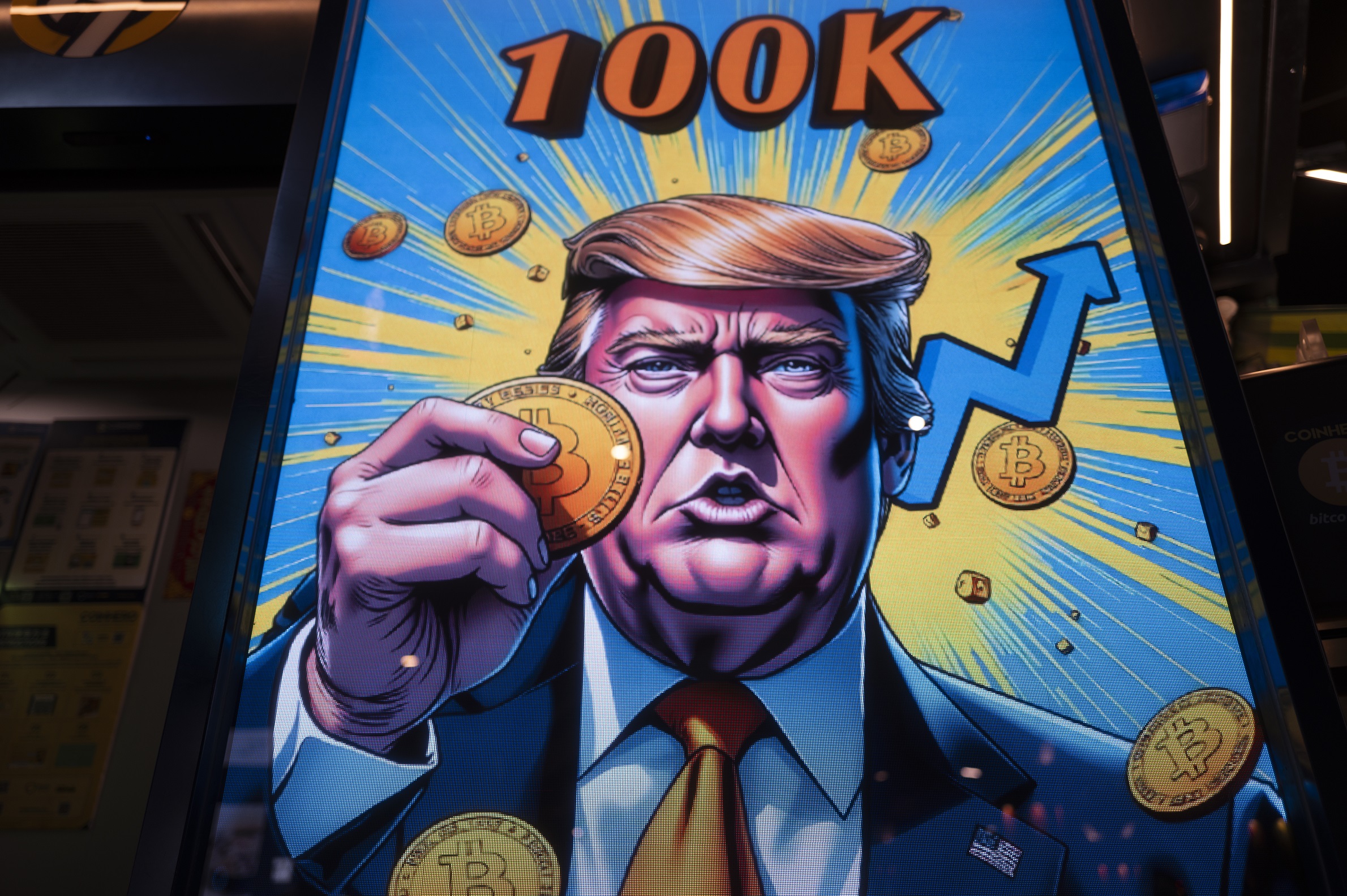 Uma imagem em desenho animado de Donald Trump segurando um token de Bitcoin em uma loja em Hong Kong.

Fotógrafo: Justin Chin/Bloomberg
