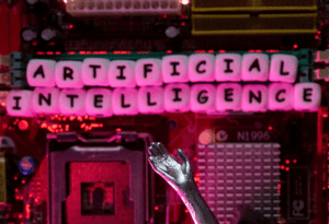 Termo "inteligência artificial" e mão de robô sobre placa-mãe de computador