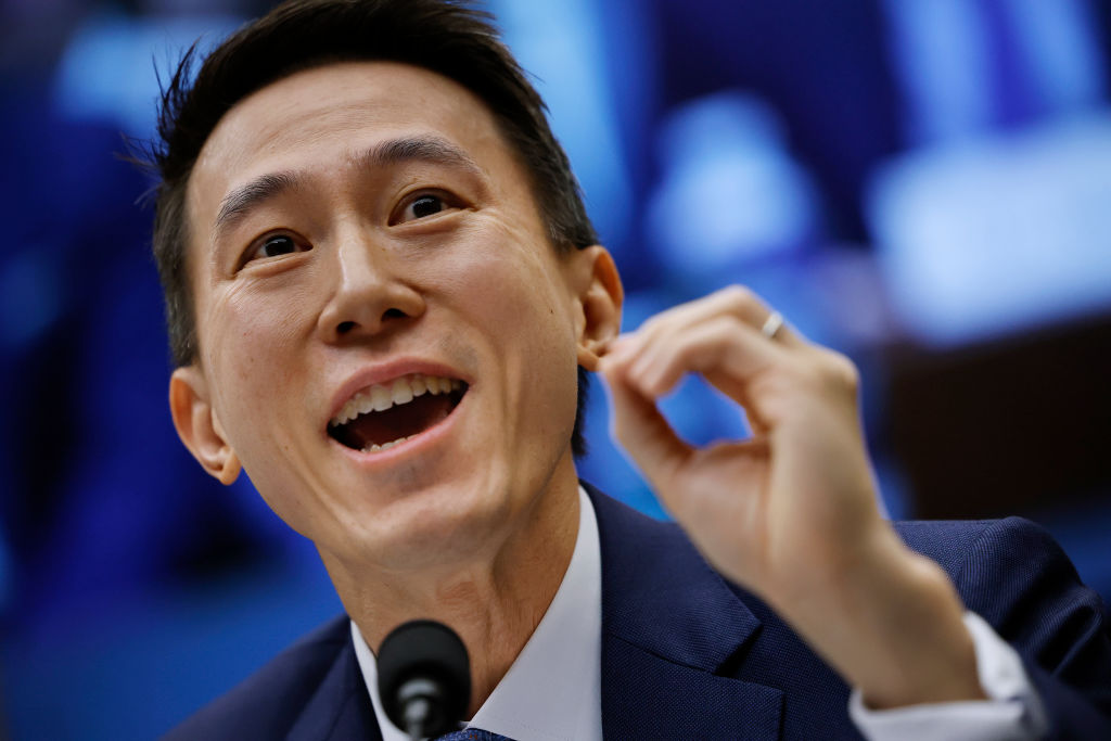 O CEO do TikTok, Shou Zi Chew, testemunha perante o Comitê de Energia e Comércio da Câmara dos Representantes no Edifício de Escritórios Rayburn, no Capitólio, em 23 de março de 2023, em Washington, DC (Foto de Chip Somodevilla/Getty Images)