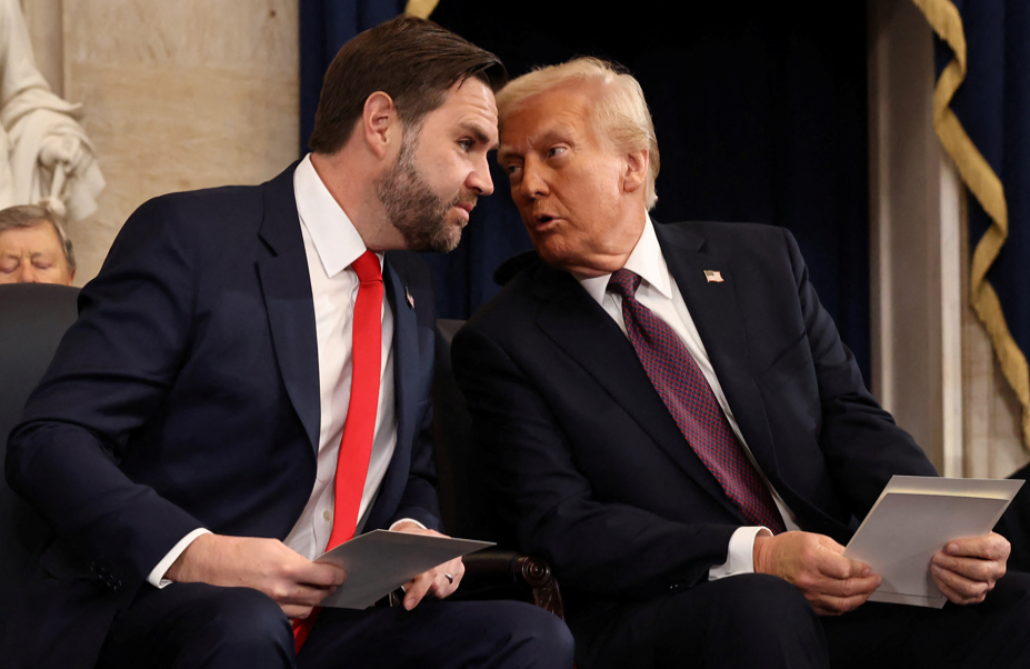 Trump chama conflito com Irã de ‘insignificante’ e defende Vance - Foto