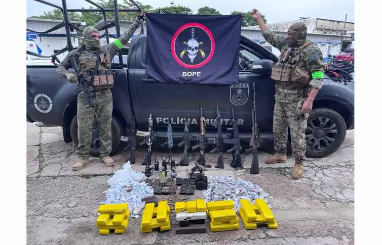 Policiais exibem armas e drogas apreendidas na operação de hoje (PMRJ/Divulgação)
