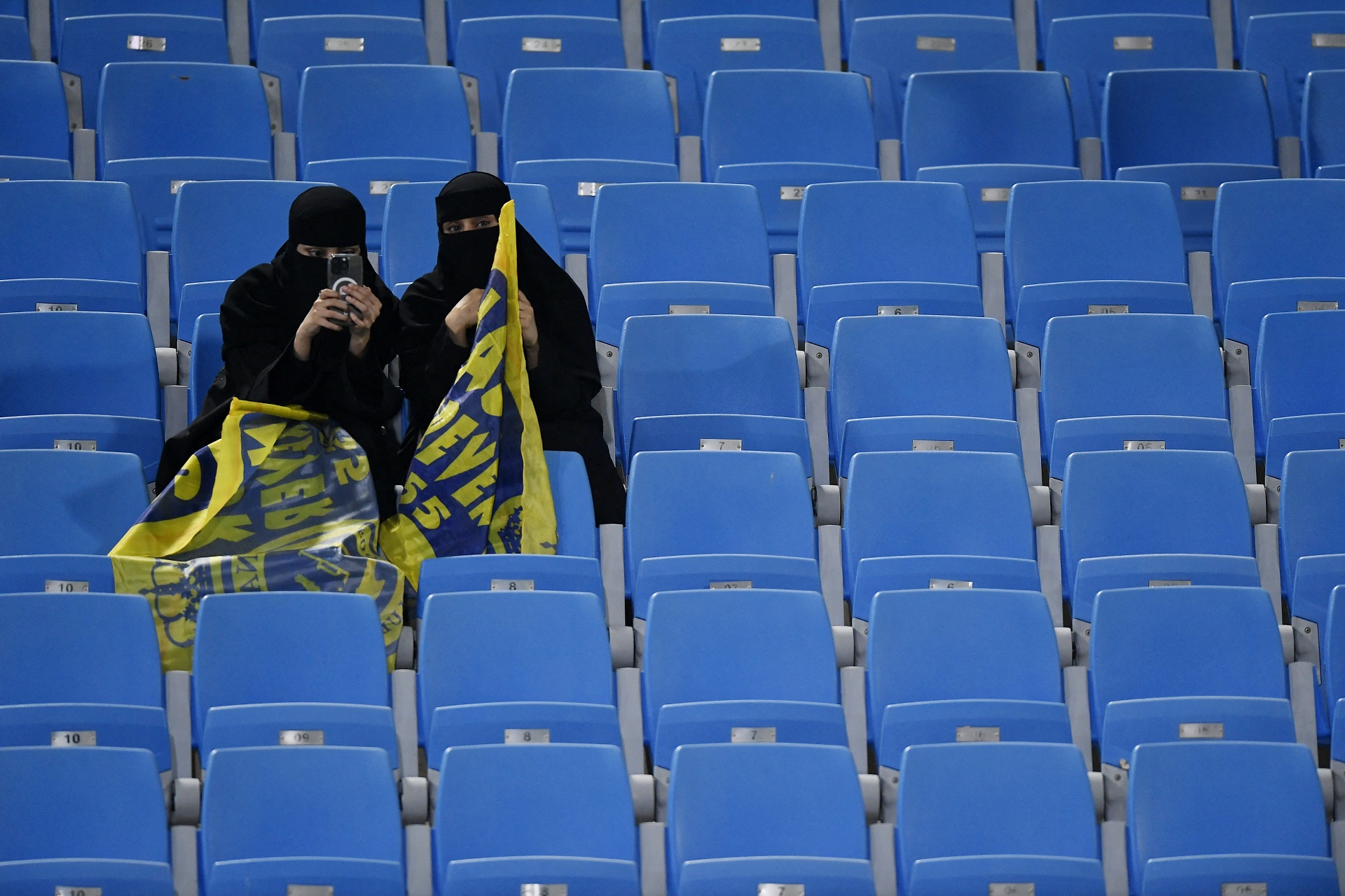 Futebol - Saudi Pro League - Al Taawoun x Al Nassr - Estádio King Abdullah Sports City, Buraidah, Arábia Saudita - 17 de janeiro de 2025 Torcedores do Al Nassr com bandeiras dentro do estádio antes da partida REUTERS/Stringer