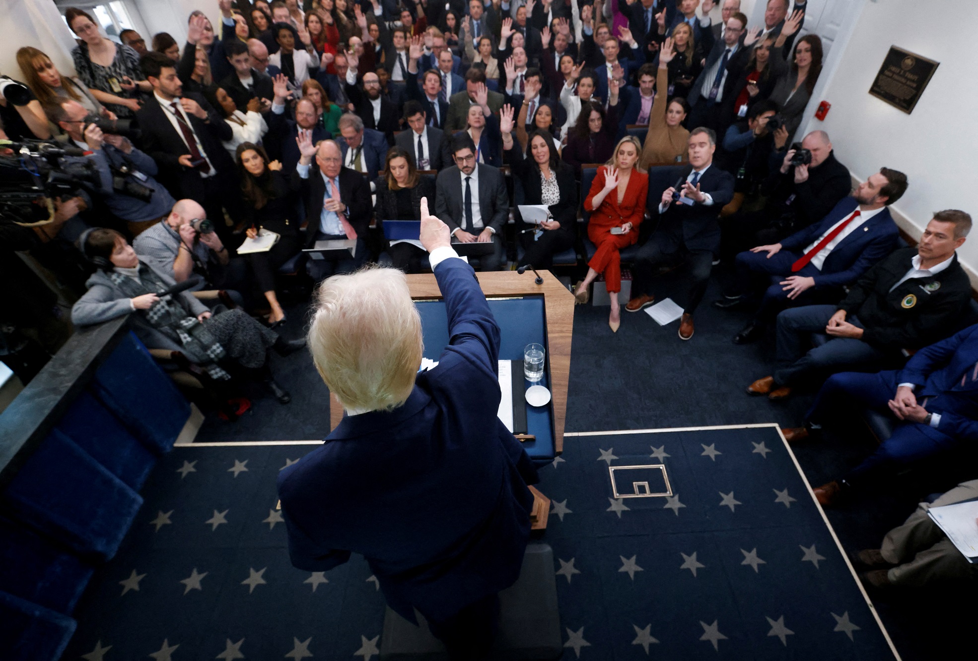 O presidente dos EUA, Donald Trump, responde a perguntas enquanto fala com repórteres sobre a colisão fatal no ar ocorrida na quarta-feira entre um helicóptero Black Hawk do Exército dos EUA e o voo 5342 da American Eagle, perto do Aeroporto Nacional Ronald Reagan de Washington, na sala de briefing Brady da Casa Branca, em Washington, EUA, em 30 de janeiro de 2025. REUTERS/Elizabeth Frantz TPX IMAGES OF THE DAY.

