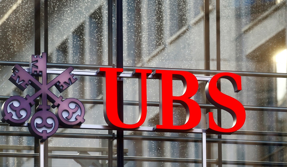 Lucro do UBS surpreende, mas saídas de capital nos EUA e desafios regulatórios preocupam