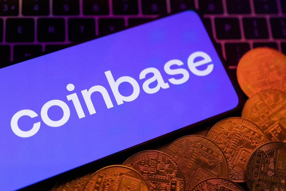 Coinbase cita IA e anuncia corte de 14% da força de trabalho; ação sobe
