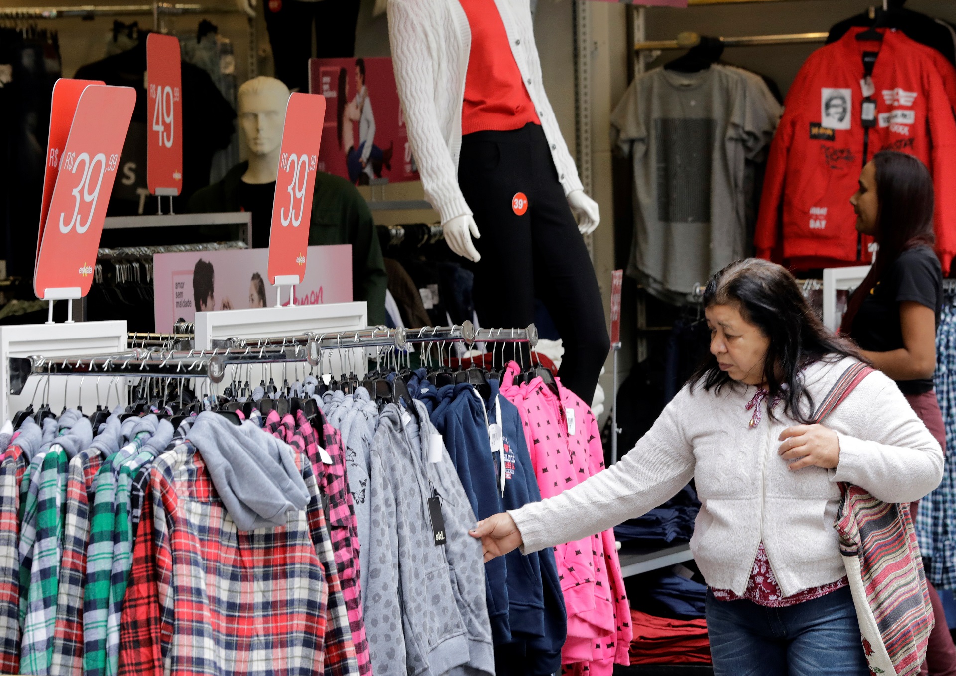 Consumidora olha roupas em loja no centro de São Paulo - 08/06/2018 REUTERS/Paulo Whitaker
