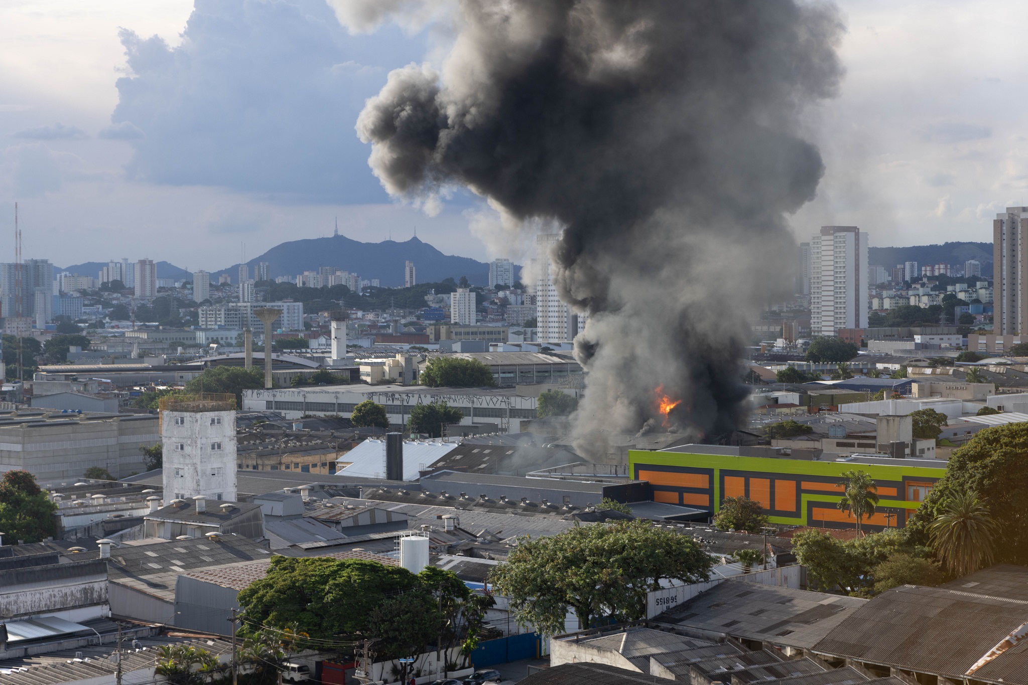 Um incêndio atinge um galpão industrial no bairro do Limão, na zona norte de São Paulo, no final da tarde desta   quarta-feira, 12. Segundo os bombeiros, não houve vítimas.  O galpão fica localizado na Rua Sampaio Correia, 120.   Ao menos 20 viaturas foram atuam no combate às chamas. A coluna de fumaça preta formada pelas chamas pode ser vista   de diferentes pontos da cidade e a quilômetros de distância.   12/02/2025 - Foto: DANIEL TEIXEIRA/ESTADÃO CONTEÚDO