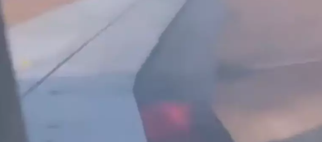 EUA: avião pega fogo após problema no motor em aeroporto de Houston, Texas