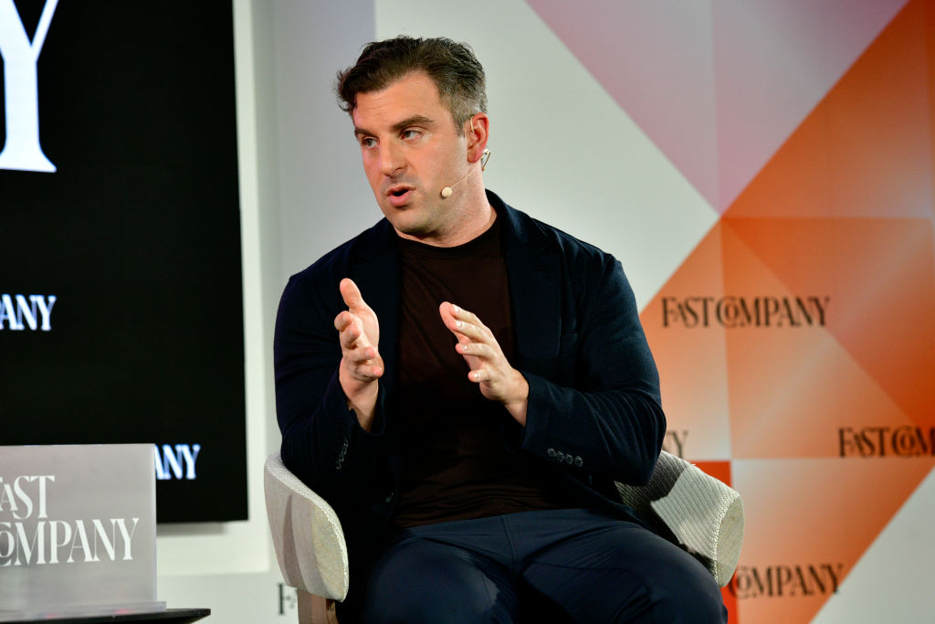  Brian Chesky fala no Festival de Inovação da Fast Company no Convene em 20 de setembro de 2023, na cidade de Nova York. (Foto de Eugene Gologursky/Getty Images para a Fast Company)