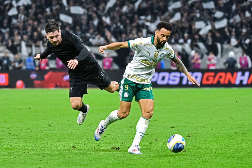 SAO PAULO, BRAZIL - 4 DE NOVEMBRO: Rodrigo Garro do Corinthians (E) defende Felipe Anderson do Palmeiras (D) durante a partida do Brasileirão 2024 entre Corinthians e Palmeiras na Neo Química Arena em São Paulo, Brasil. (Foto de Roberto Casimiro/Eurasia Sport Images/Getty Images)