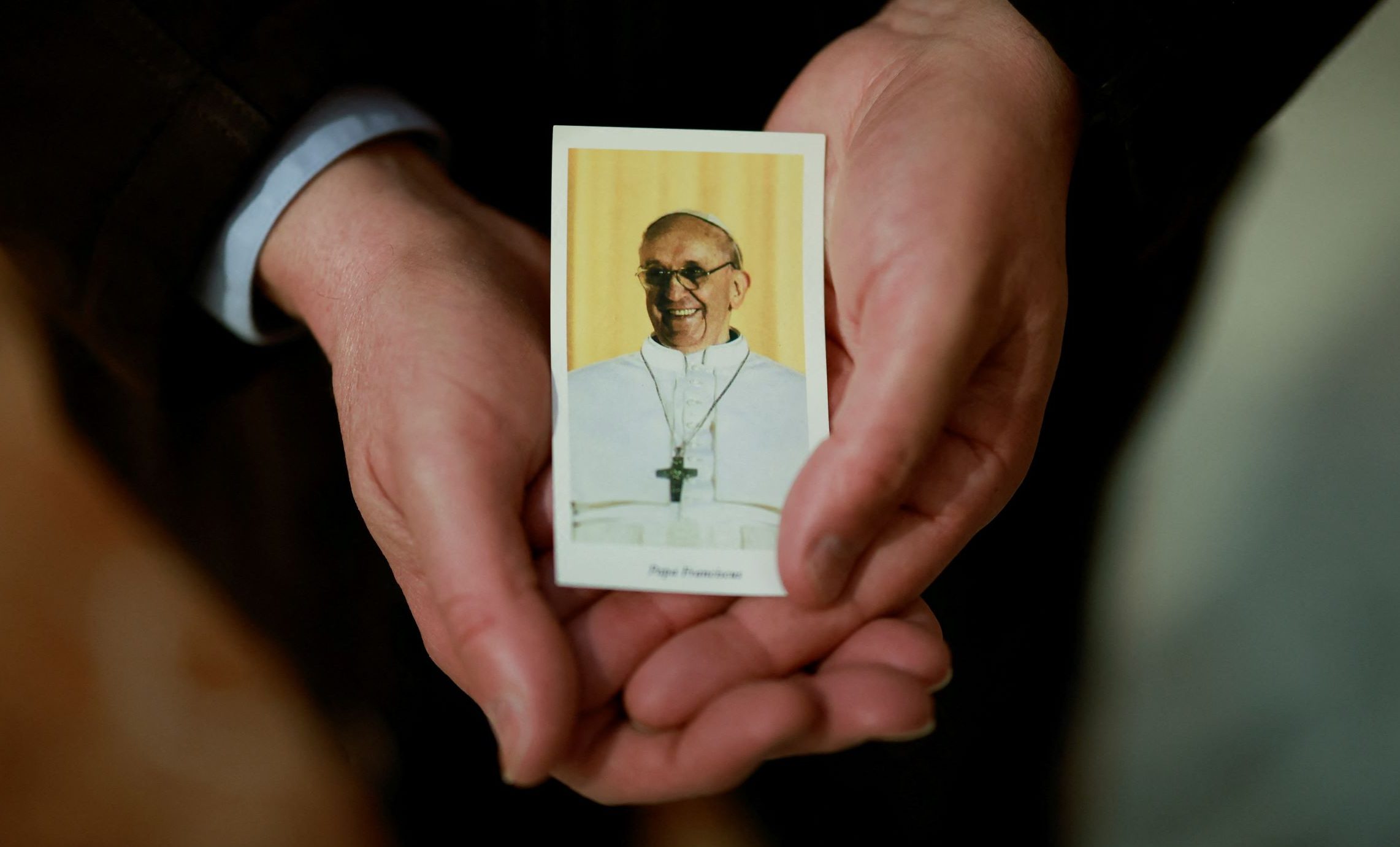 Fiel reza pela saúde do Papa Francisco, na Espanha (Foto: REUTERS/Jon Nazca)
