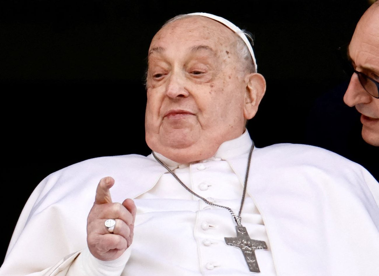 O Papa Francisco em sua primeira aparição pública em cinco semanas, no dia em que recebeu alta do Hospital Gemelli, em Roma, Itália, em 23 de março de 2025. (Foto: Yara Nardi/REUTERS)