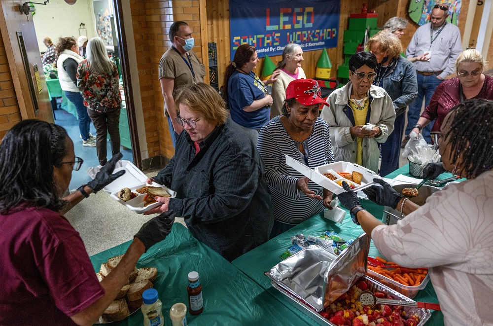 Idosos recebem refeição em Charleston
 19/3/2025    REUTERS/Evelyn Hockstein