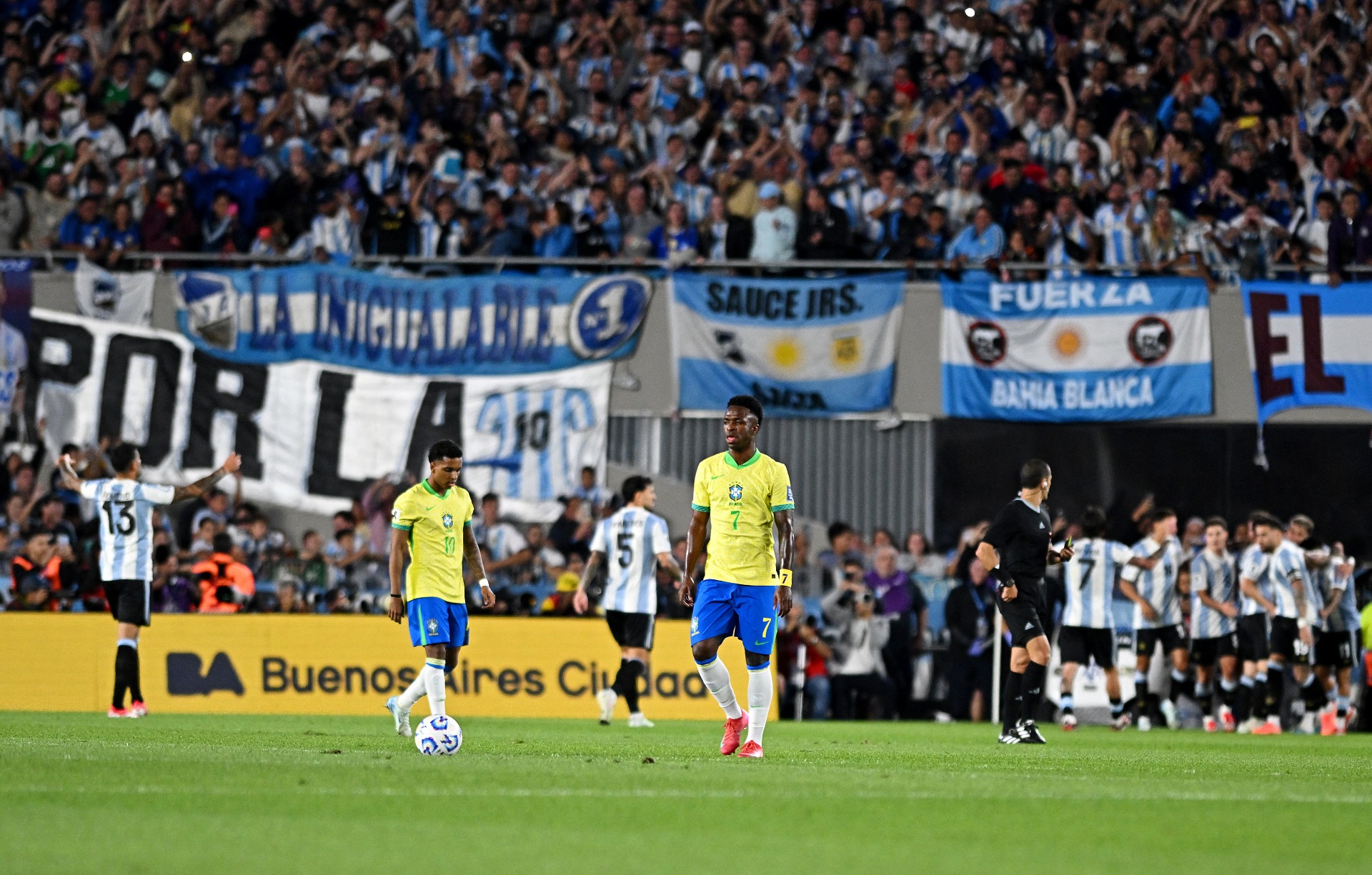 Futebol Futebol - Copa do Mundo - Eliminatórias Sul-Americanas - Argentina x Brasil - Estádio Mas Monumental, Buenos Aires, Argentina - 25 de março de 2025 Vinicius Junior e Rodrygo, do Brasil, parecem abatidos após o segundo gol da Argentina marcado por Enzo Fernandez REUTERS/Rodrigo Valle