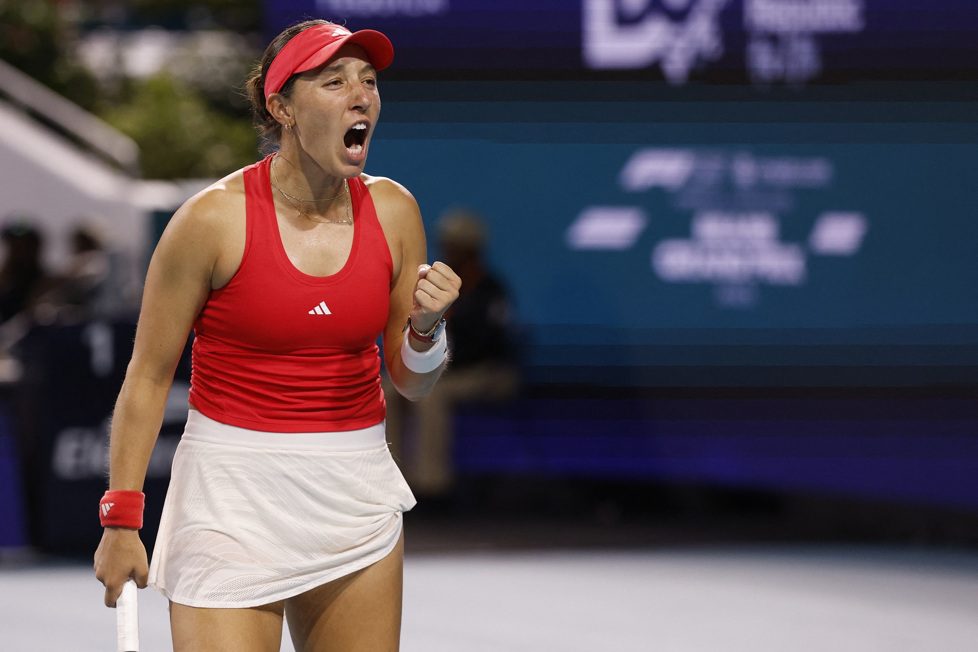 26 de março de 2025; Miami, FL, EUA; Jessica Pegula (EUA) comemora após match point contra Emma Raducanu (GBR) (não retratada) no nono dia do Miami Open no Hard Rock Stadium. Crédito obrigatório: Geoff Burke-Imagn Images