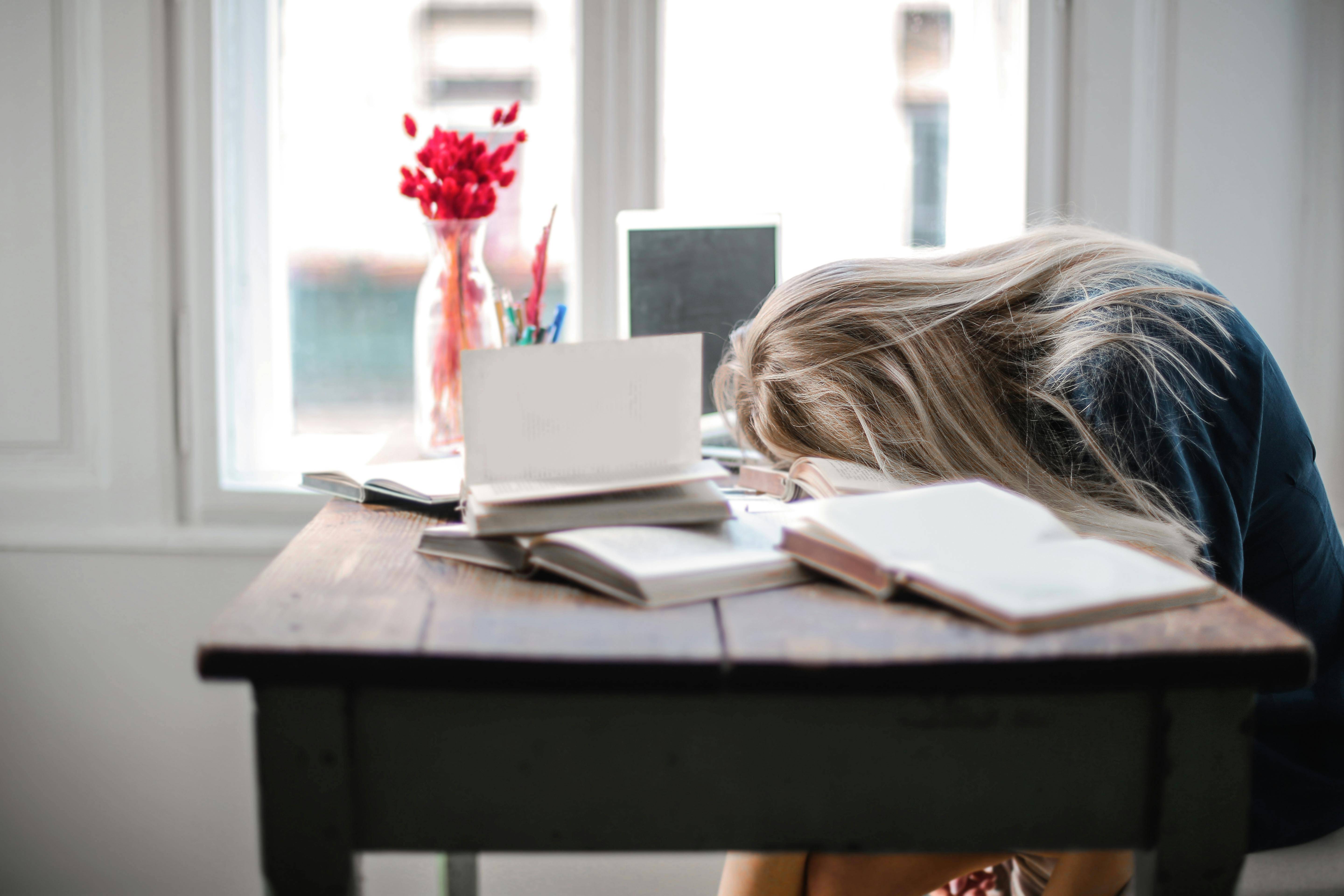 Burnout dispara 296% em dois anos e vira caso de Justiça (e de gestão)