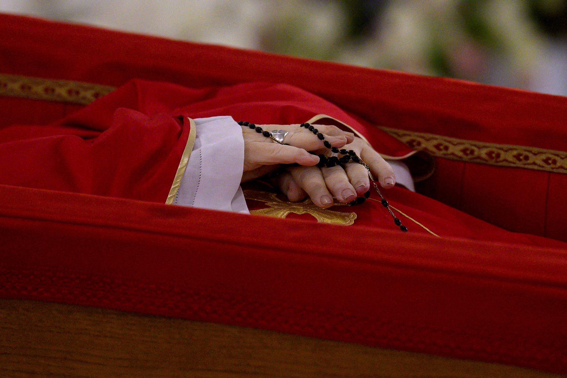 Um rosário é visto enquanto o corpo do Papa Francisco é colocado em um caixão aberto durante o rito da declaração de morte na residência de Santa Marta, no Vaticano, em 21 de abril de 2025. Mídia do Vaticano/Divulgação via REUTERS