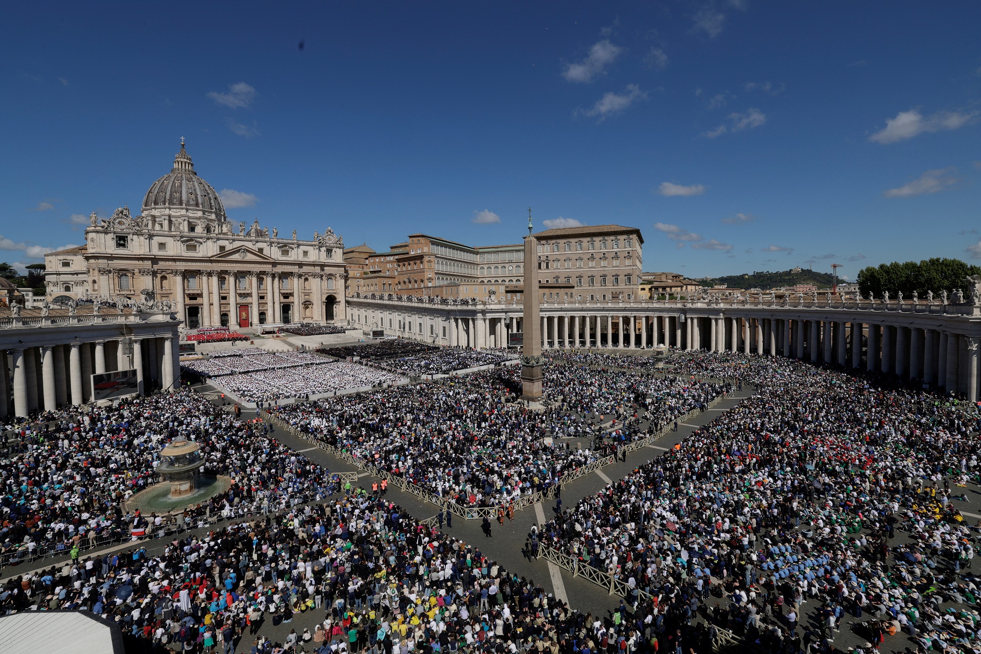 Pessoas assistem à missa de corpo presente do Papa Francisco, na Praça de São Pedro, no Vaticano, em 26 de abril de 2025. REUTERS/Remo Casilli