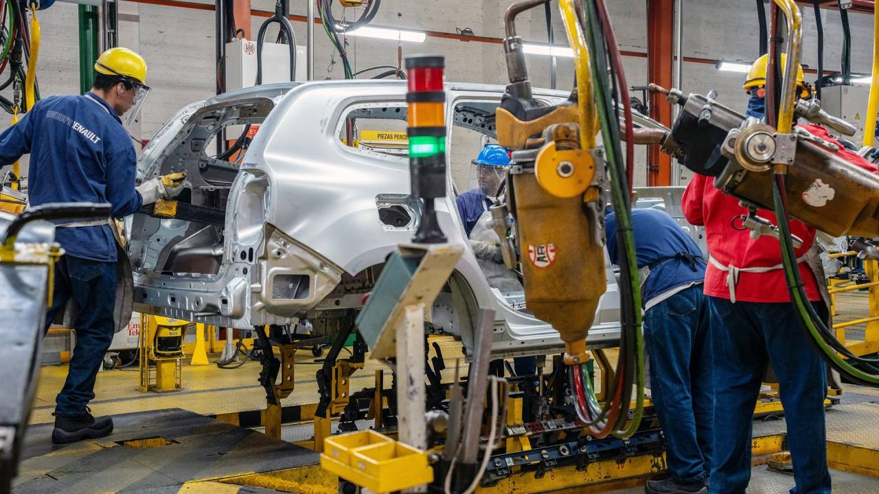 Trabalhadores na linha de produção do veículo compacto Renault SA Kwid durante um evento de lançamento na fábrica de montagem Renault-Sofasa Envigado, em Medellín, Colômbia, quarta-feira, 2 de abril de 2025. (Foto: Edinson Arroyo/Bloomberg)