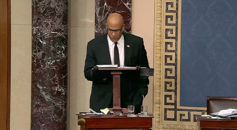 Senador dos EUA discursa há mais de 15 horas em crítica a Donald Trump