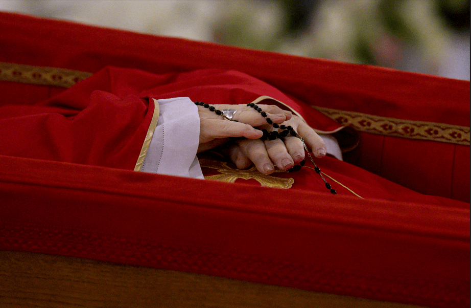 Rosário sobre o corpo do papa Francisco durante rito de declaração de sua morte na Capela de Santa Marta no Vaticano 21/04/2025 Vatican Media/Divulgação via REUTERS