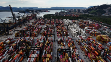Imagem de drone mostra contêineres e navios no porto de Santos 03/04/2025 REUTERS/Amanda Perobelli