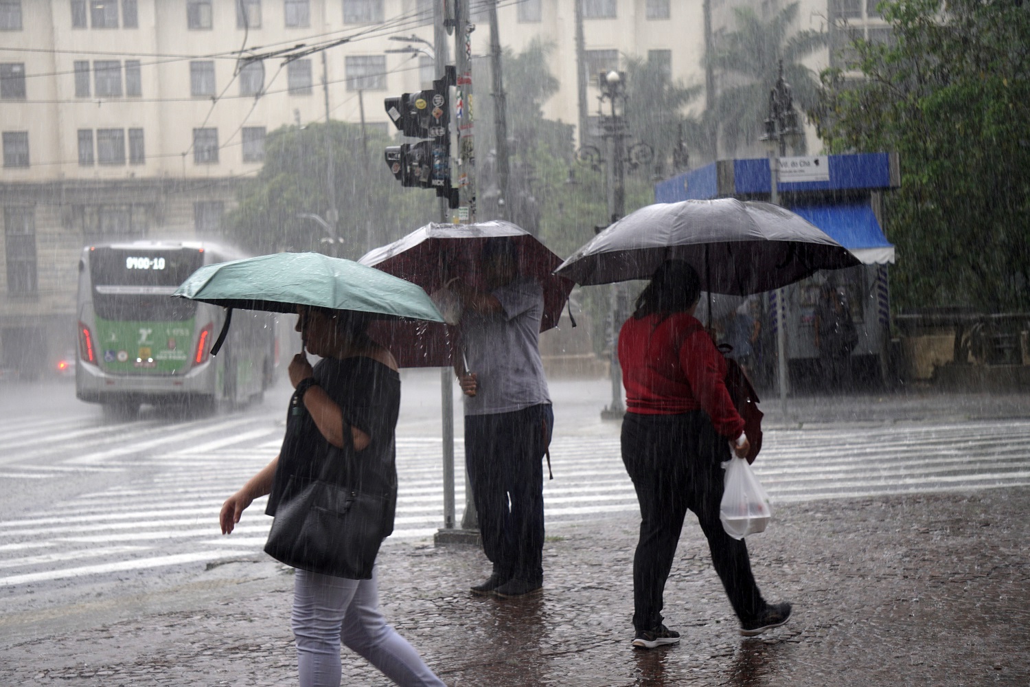 Enel reforça equipes por alerta de tempestade com ventos de até 90 km/h na Grande SP