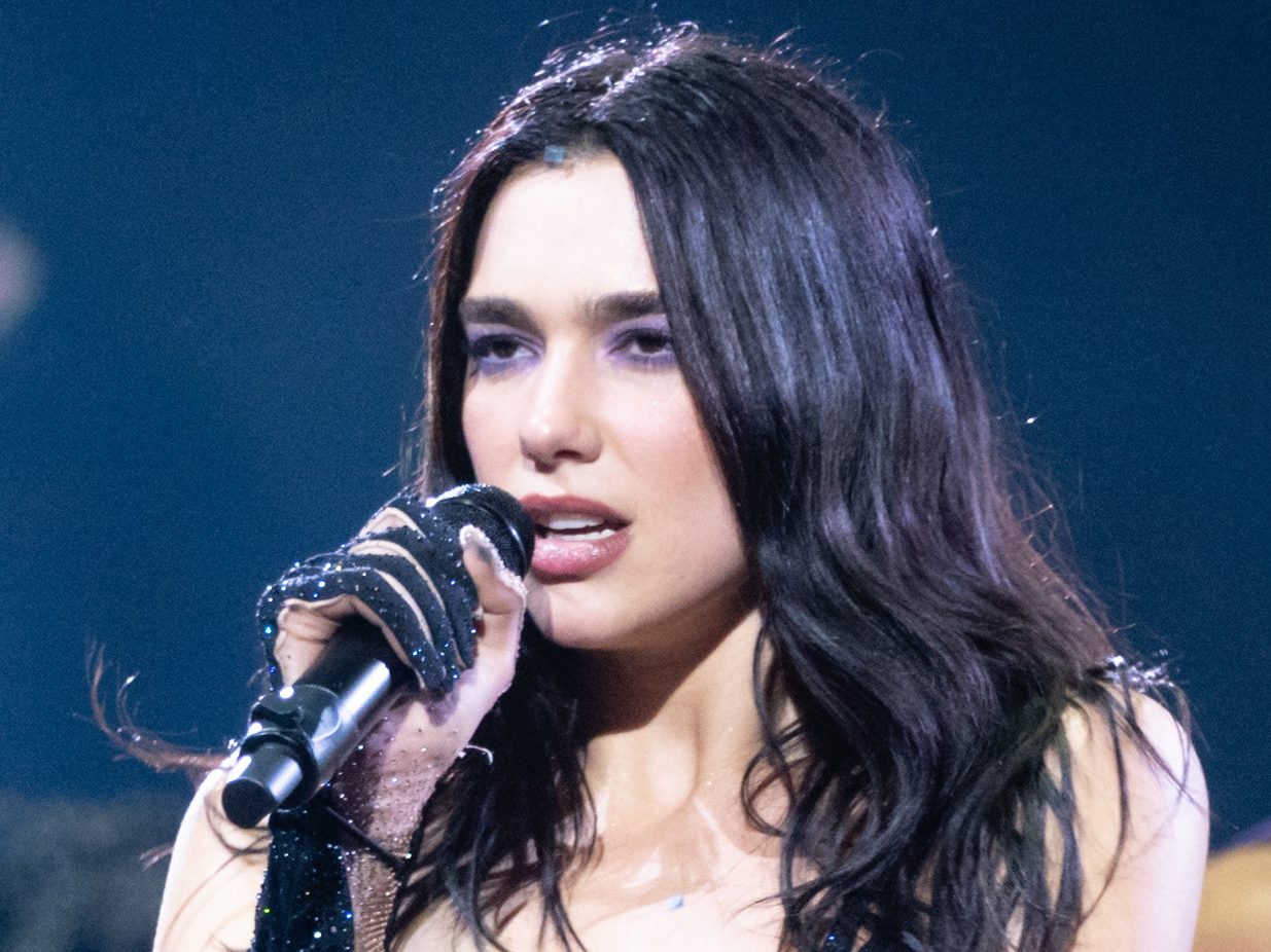 Dua Lipa anuncia shows no Brasil; veja locais, datas e valores