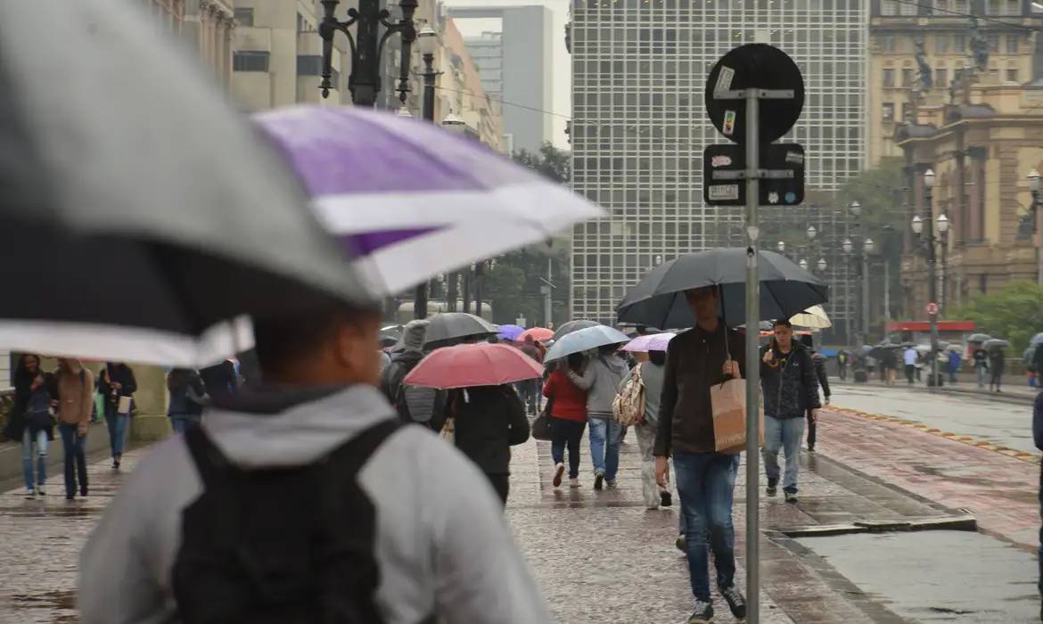 Nova frente fria no fim de semana traz chuva a áreas do Centro-Oeste, Sul e Sudeste