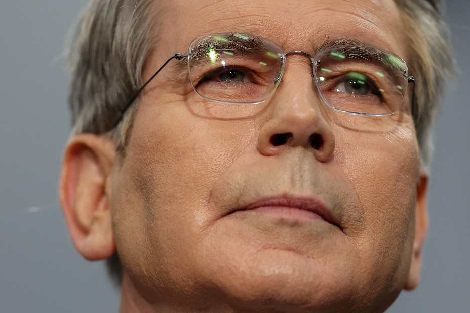 Bessent: tarifa de 100% da China não precisa acontecer; conversas foram reabertas