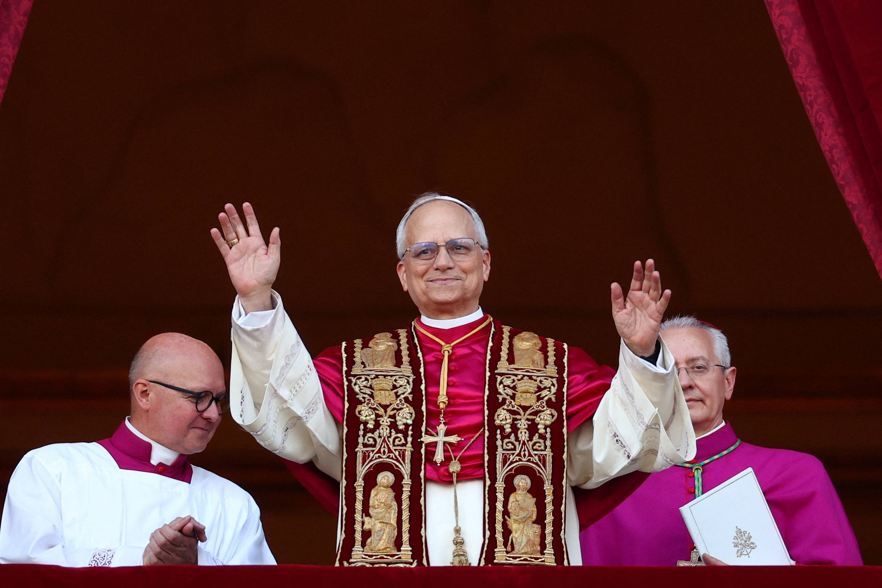 O recém-eleito Papa Leão XIV, Cardeal Robert Prevost, dos Estados Unidos, aparece na sacada da Basílica de São Pedro, no Vaticano, em 8 de maio de 2025. REUTERS/Guglielmo Mangiapane